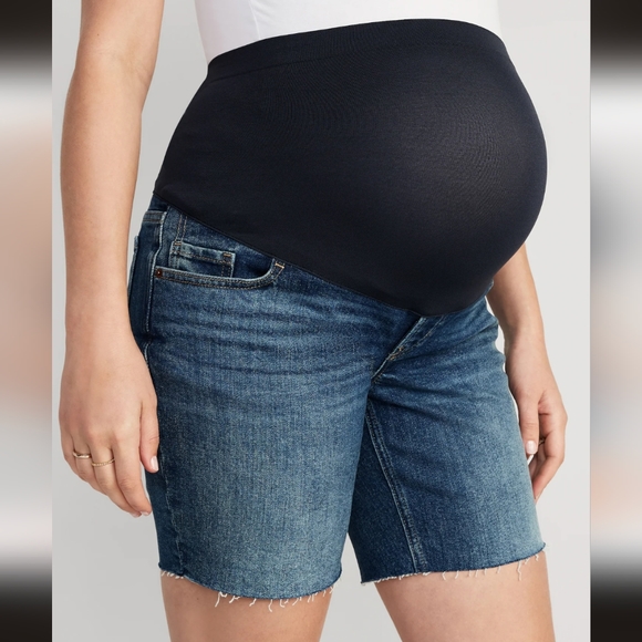 Old Navy Maternity Full-Panel OG Straight Cut-Off Jean Shorts -- 5-inch inseam - Picture 3 of 5